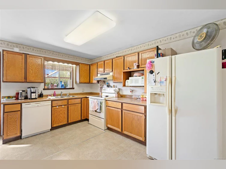 625 Broadway Street, Saanich, BC, V8Z 2G5 - 9
