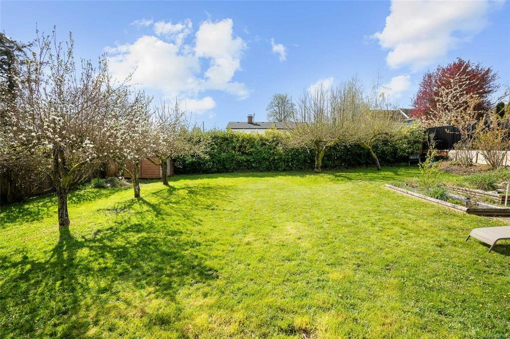 625 Broadway Street, Saanich, BC, V8Z 2G5 - 33