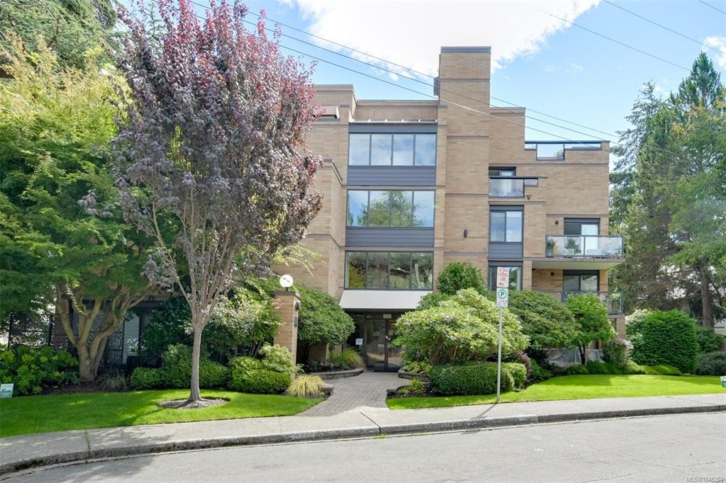 302-1280 Newport Avenue, Oak Bay, BC, V8S 5E7
