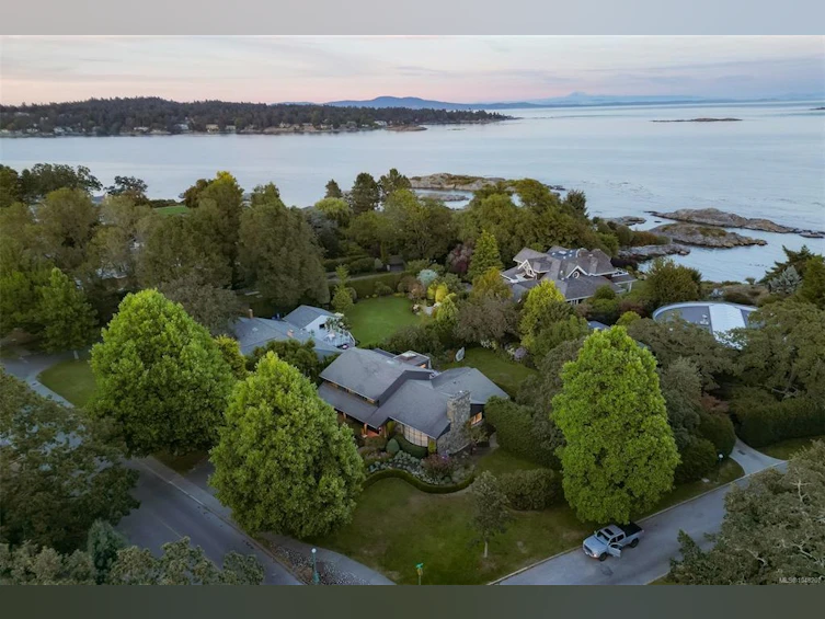 3055 Beach Drive, Oak Bay, BC, V8R 6L5 - 2