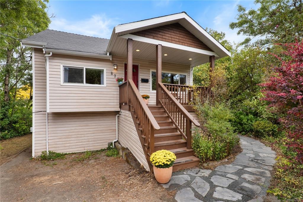 870 Brett Avenue, Saanich, BC, V8X 2Z6