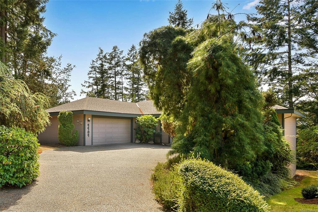 4404 Meadowood Place, Saanich, BC, V8X 4V7