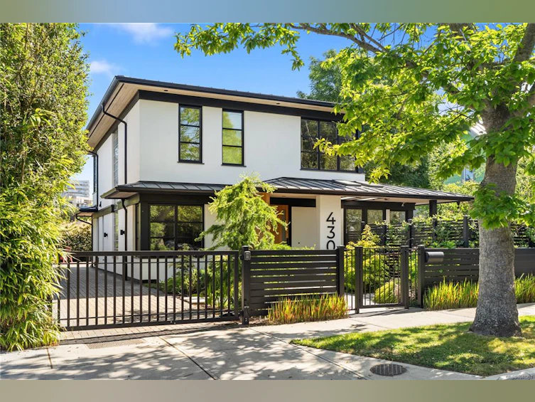 430 Luxton Avenue, Victoria, BC, V8V 1C9