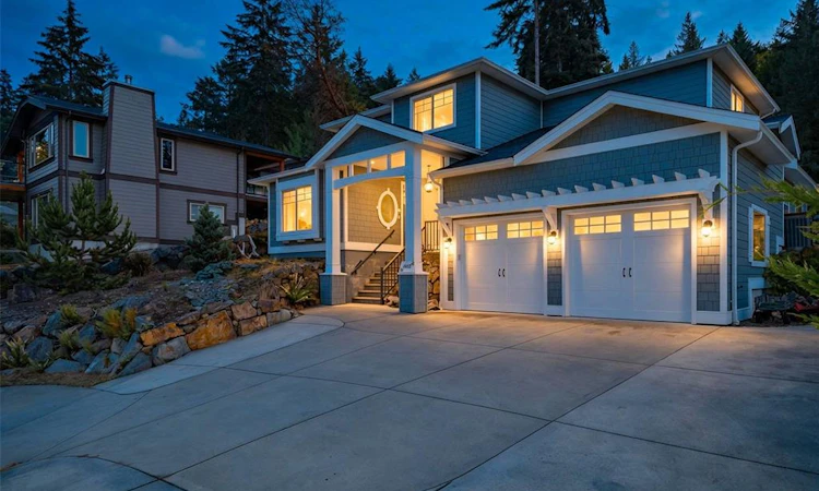 3112 Dolphin Drive