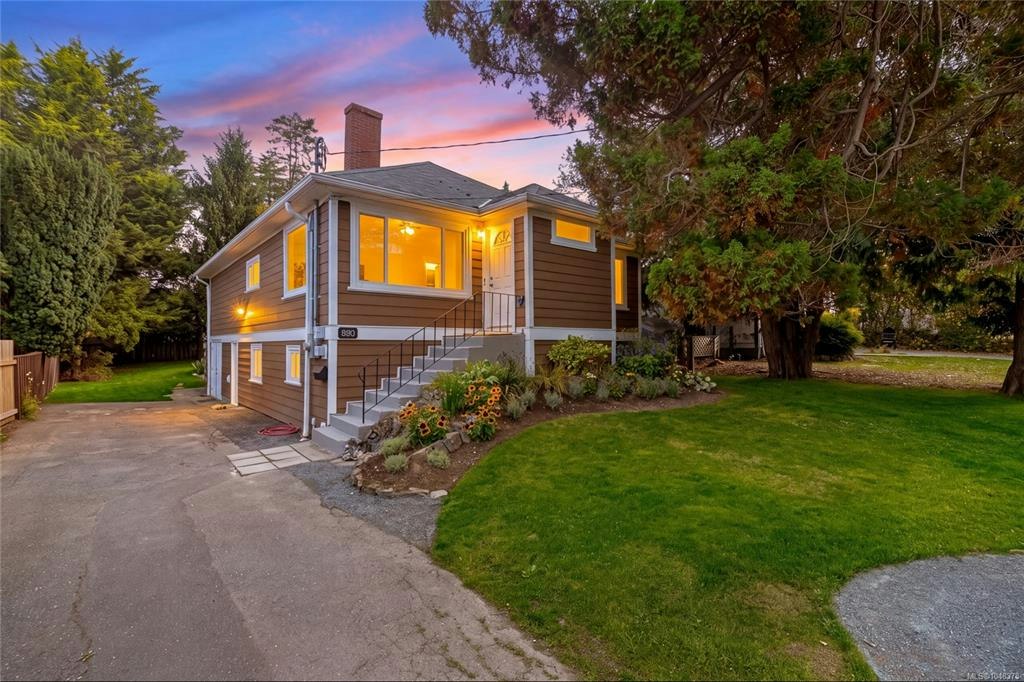 890 Darwin Avenue, Saanich, BC, V8X 2X6