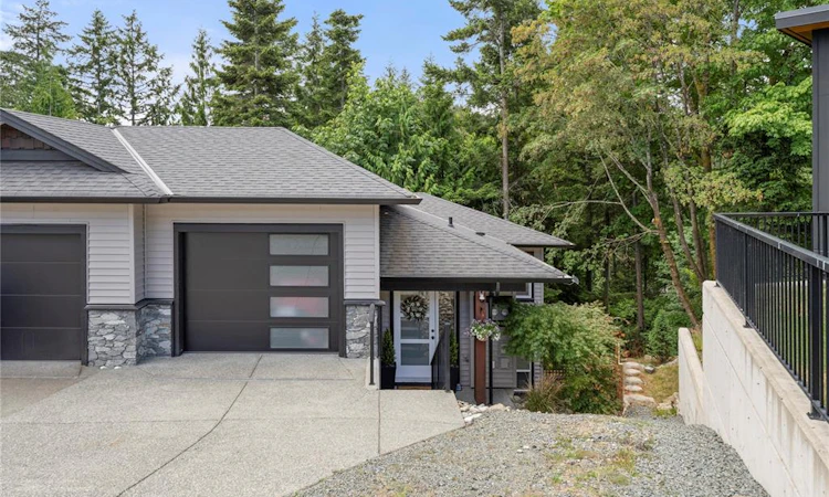 222 Golden Oaks Crescent