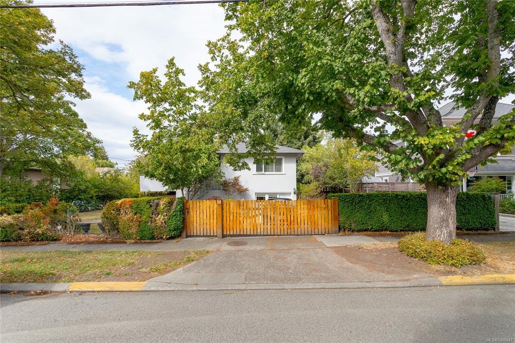 2068 Milton Street, Oak Bay, BC, V8R 5A4