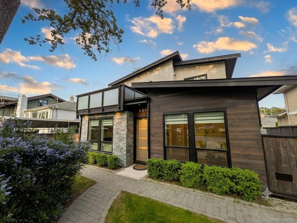 909 Bank Street, Victoria, BC, V8S 4B1