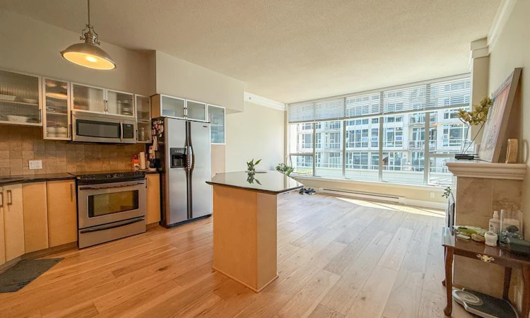 303-845 Yates Street