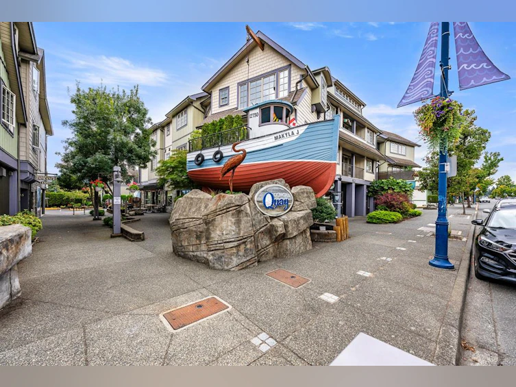 204-1705 Comox Avenue, Comox, BC, V9M 3M1