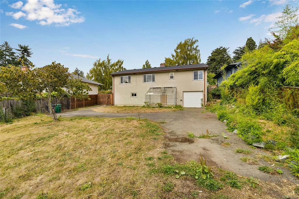 1277 Revercomb Place, Victoria, BC, V8V 3G5 - 32