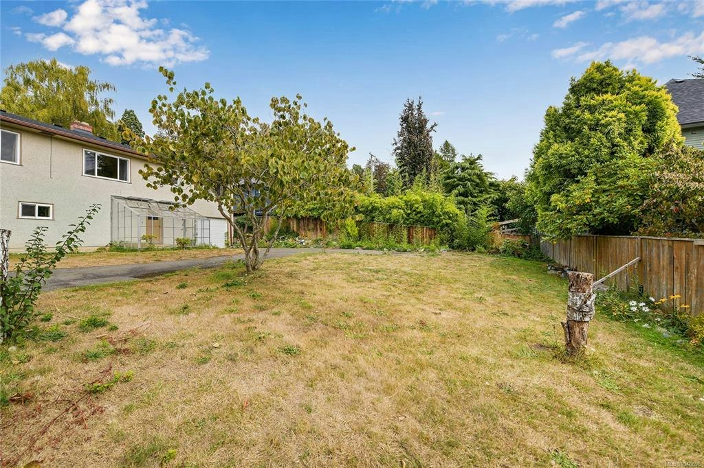 1277 Revercomb Place, Victoria, BC, V8V 3G5 - 34