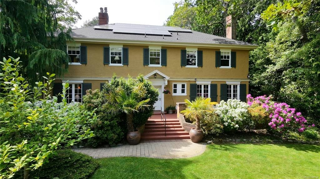 990 Terrace Avenue, Victoria, BC, V8S 3V3