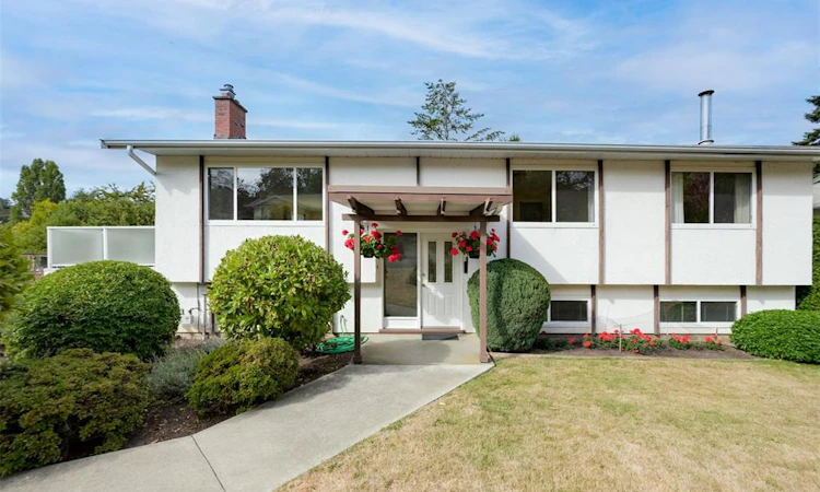 4218 Thornhill Crescent