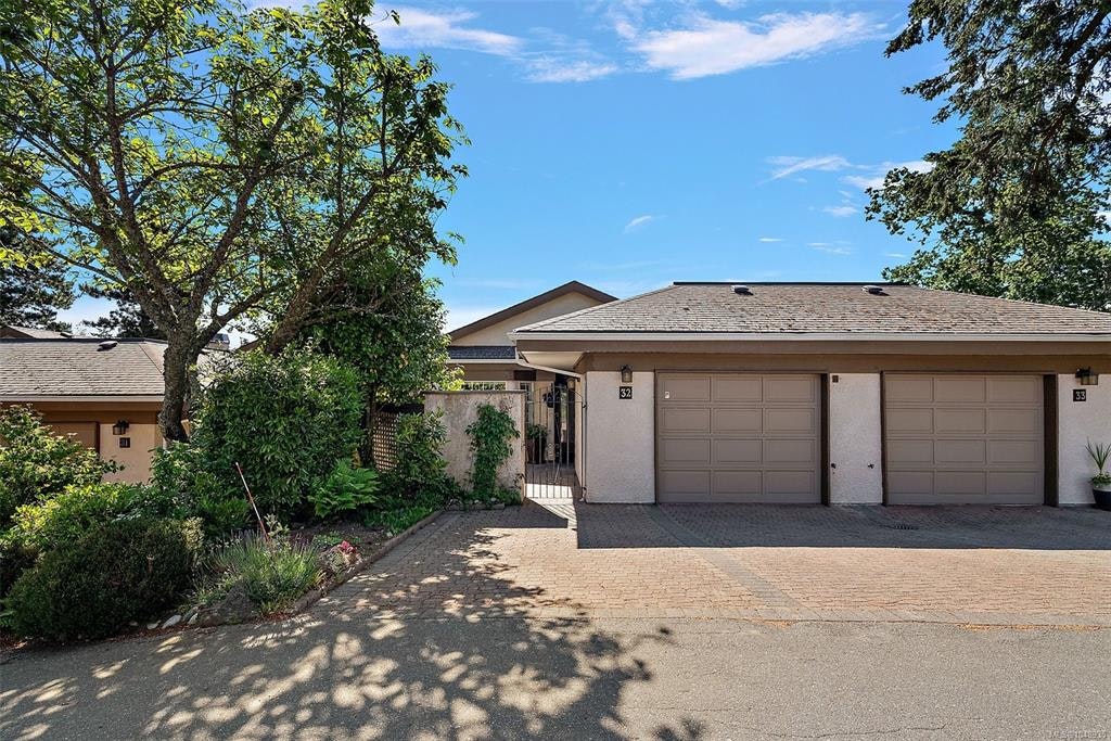 32-901 Kentwood Lane, Saanich, BC, V8Y 2Y7