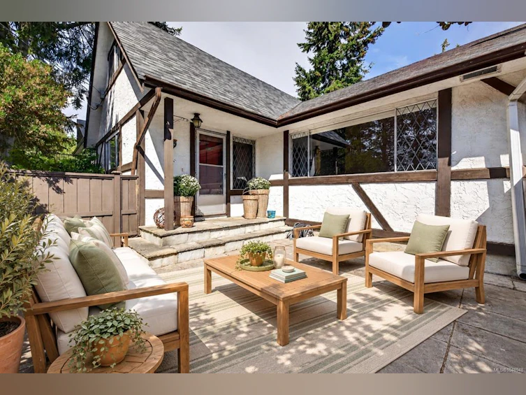 2214 Mccoy Road, Saanich, BC, V8N 1E5