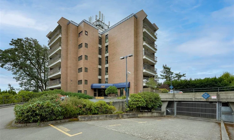 201-4030 Quadra Street