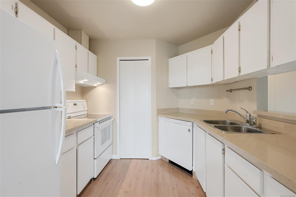 201-4030 Quadra Street - 3