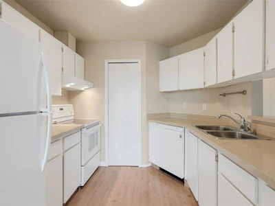 201-4030 Quadra Street - 3
