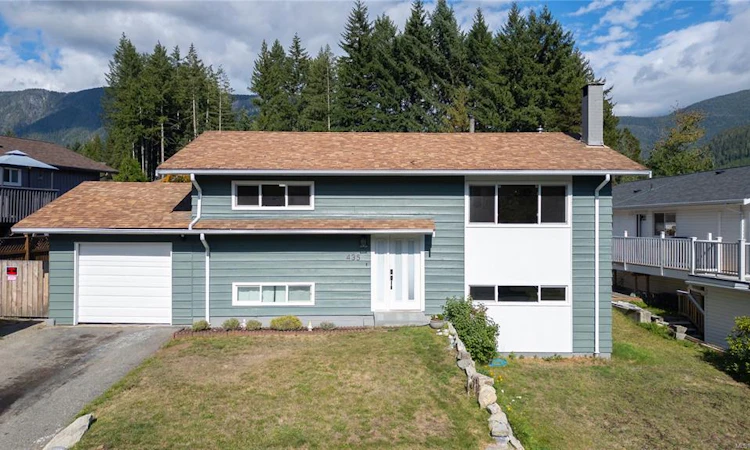 435 Cedar Crescent