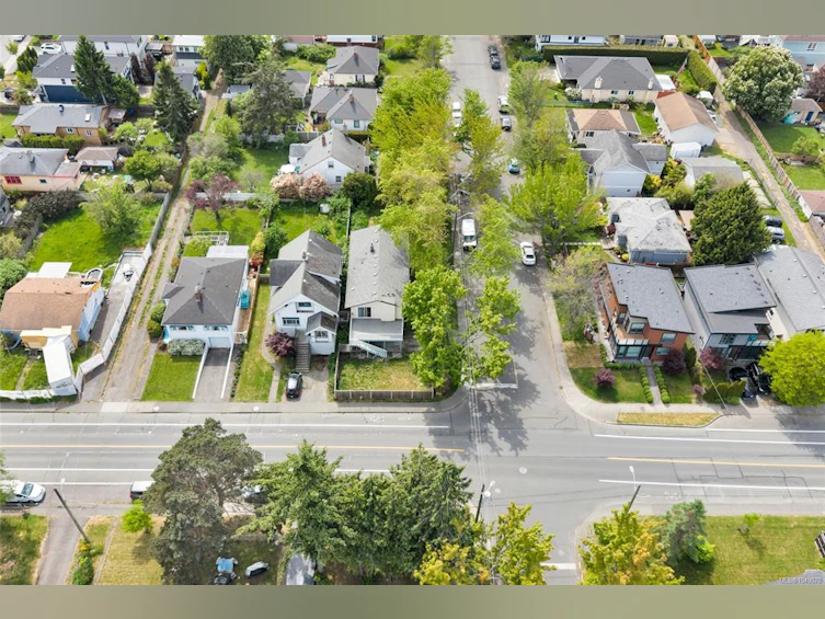 1575 Burton Avenue, Victoria, BC, V8T 2N3 - 37