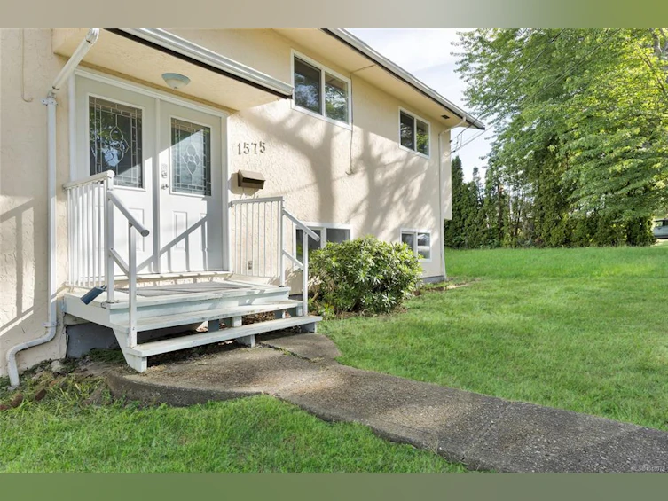 1575 Burton Avenue, Victoria, BC, V8T 2N3 - 2