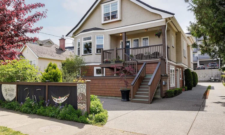 4-833 Princess Avenue