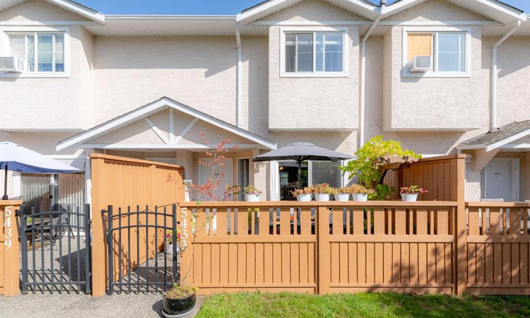 5433 W Woodland Crescent