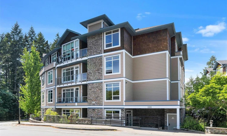 302-608 Fairway Avenue