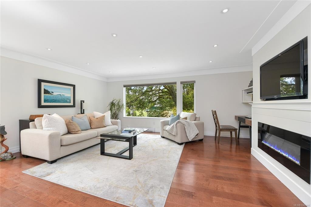 10-3008 Quadra Street, Victoria, BC, V8T 4G3