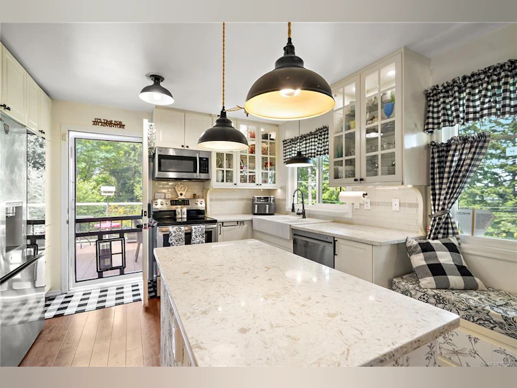 6864 East Saanich Road, Central Saanich, BC, V8Z 5Y9 - 2
