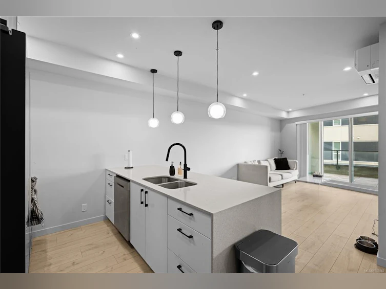 205-947 Whirlaway Crescent, Langford, BC, V9B 6Z9 - 2
