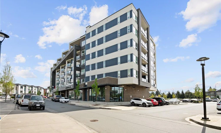 205-947 Whirlaway Crescent