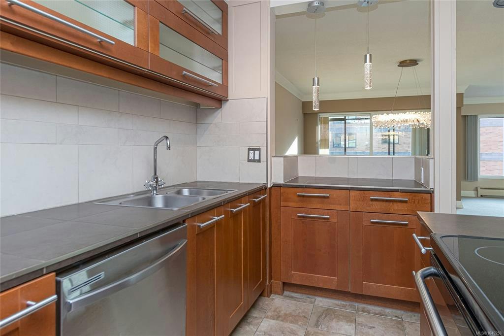 206-2920 Cook Street, Victoria, BC, V8T 3S7