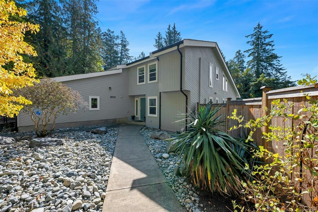 10915 Cedar Lane, North Saanich, BC, V8L 5R1