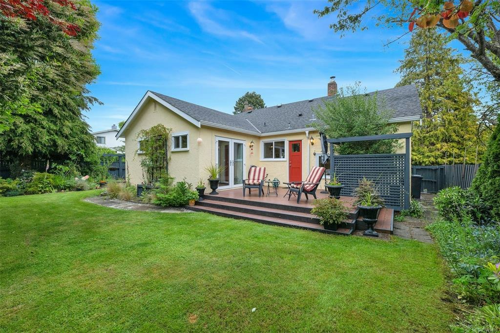 868 Hampshire Road, Oak Bay, BC, V8S 4S5