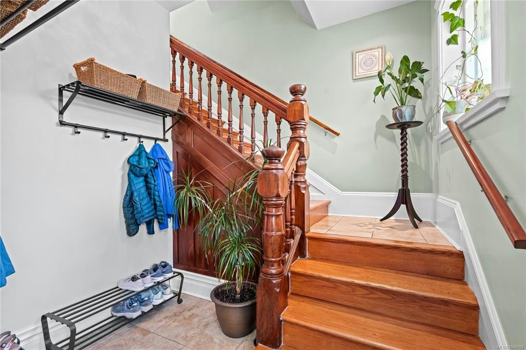 3-1376 Pandora Avenue - 2