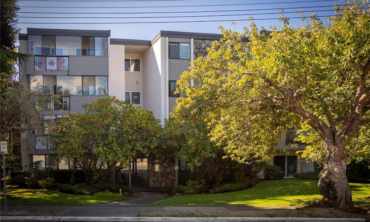 402-1157 Fairfield Road