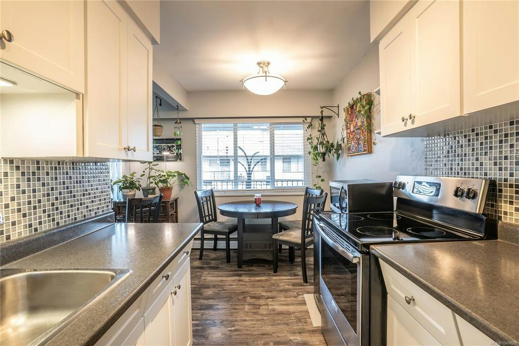 352 W Burnside Road, Saanich, BC, V8Z 1M1