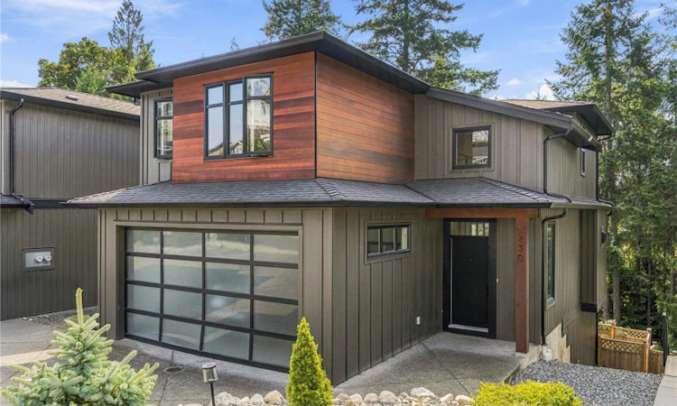 230 Golden Oaks Crescent