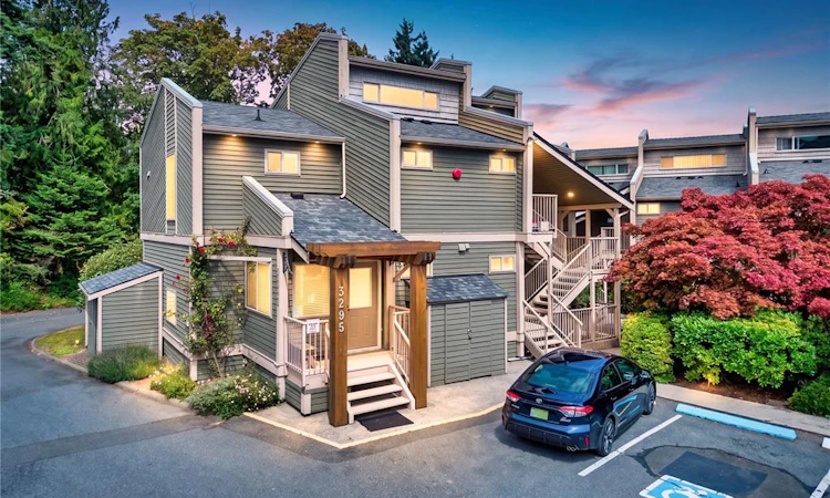 202-3295 W Island Highway