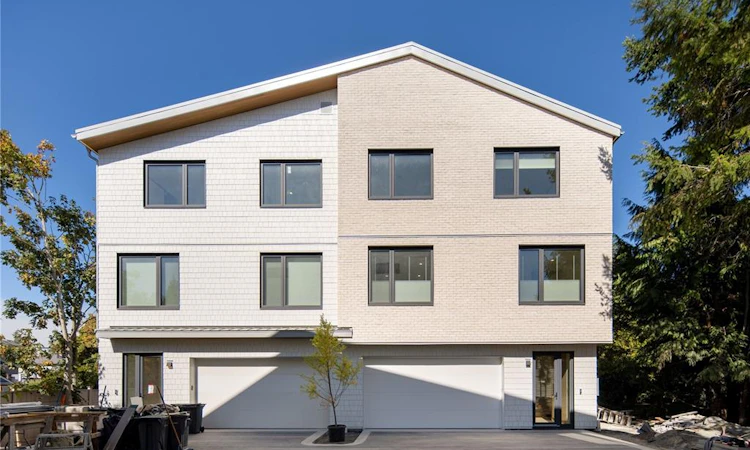 3-1118 Munro Street