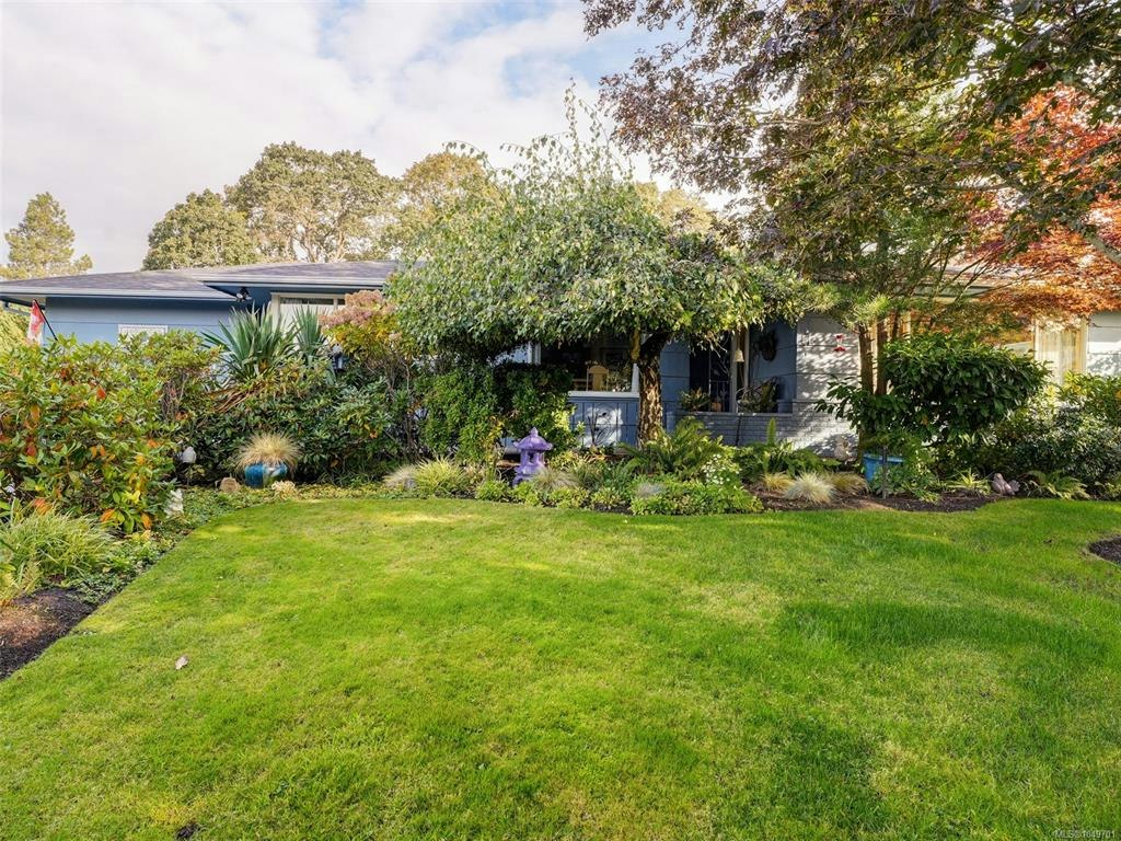 2064 Lansdowne Road, Oak Bay, BC, V8P 1B3