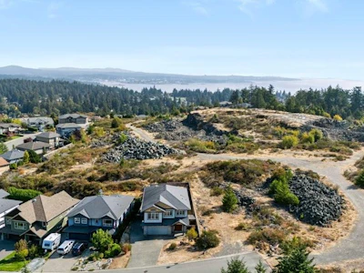 3439 Mary Anne Crescent - 3