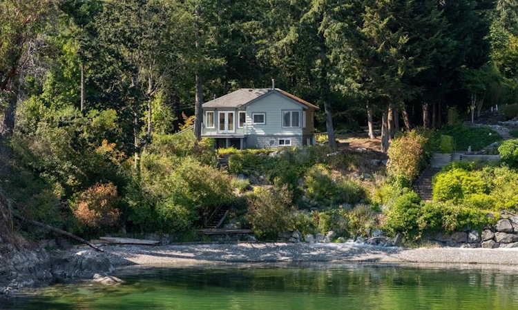 389 Moses Point Road