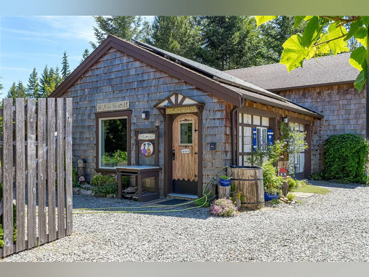 1860 Ashling Road, Qualicum Beach, BC, V9K 2V1 - 10