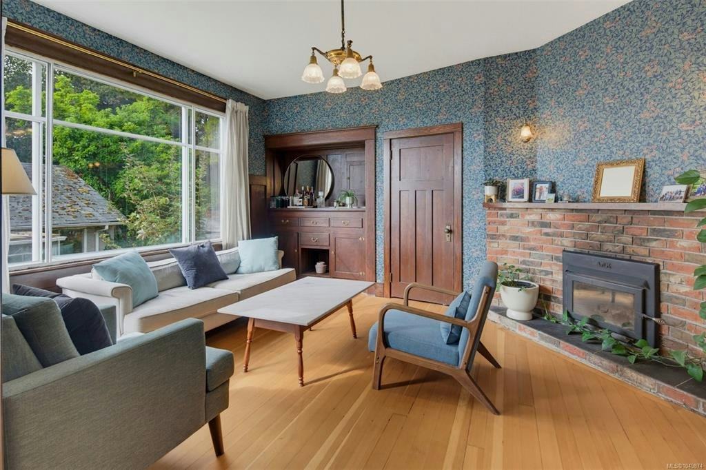 2734 Avebury Avenue, Victoria, BC, V8R 3W4