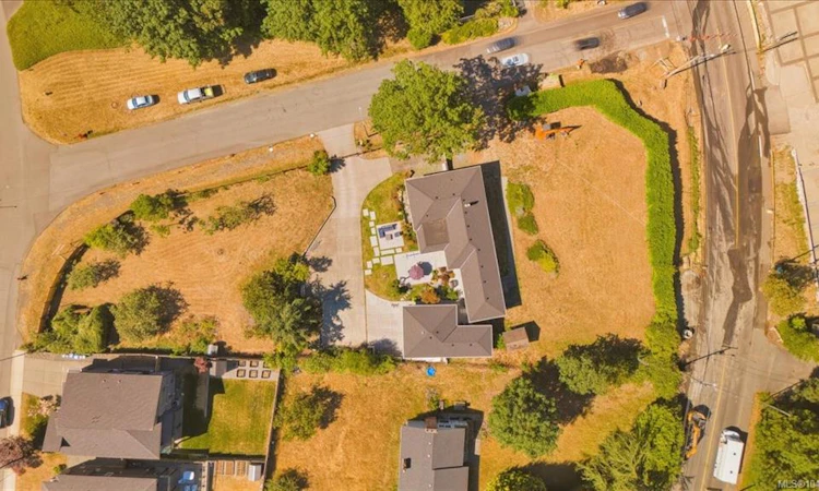 2565 Departure Bay Road