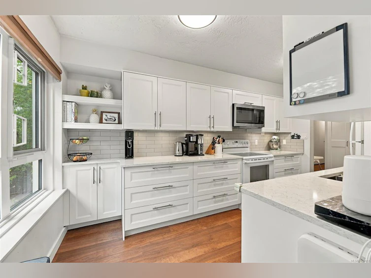 303-1500 Elford Street, Victoria, BC, V8R 3X8 - 2