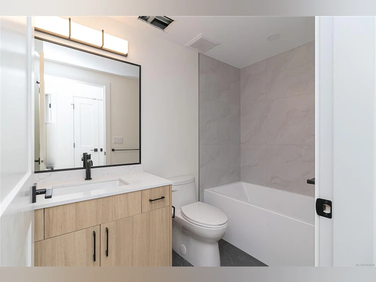 A-2235 Shelbourne Street, Victoria, BC, V8R 4L2 - 20